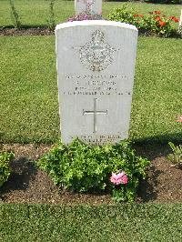 Heliopolis War Cemetery - Thompson, Robert