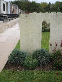 Doullens Communal Cemetery Extension No.1 - Disney, Arthur