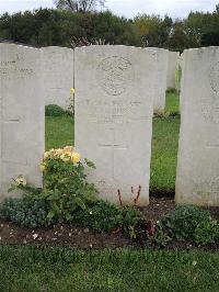 Doullens Communal Cemetery Extension No.1 - Gunn, Thomas Conrad