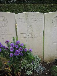 Doullens Communal Cemetery Extension No.1 - Wolfenden, Leonard