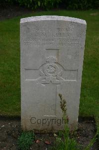 Esnes Communal Cemetery - Kelly, John Michael