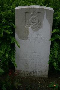 Esnes Communal Cemetery - Lloyd, T E