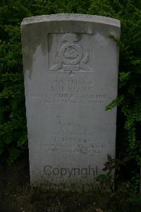 Esnes Communal Cemetery - Lyons, A