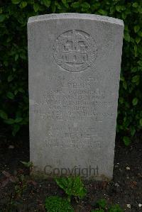 Esnes Communal Cemetery - Perry, A