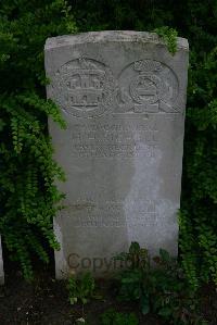 Esnes Communal Cemetery - Richell, H H