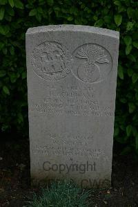 Esnes Communal Cemetery - Scott, W