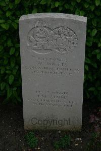 Esnes Communal Cemetery - Simms, J M