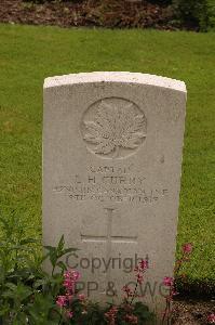 Cite Bonjean Military Cemetery Armentieres - Curry, L H