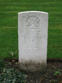 Cite Bonjean Military Cemetery Armentieres - Croese, Adrian