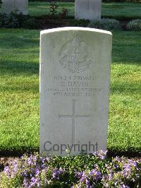 Cite Bonjean Military Cemetery Armentieres - Davis, E