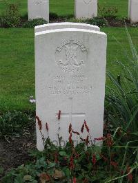 Cite Bonjean Military Cemetery Armentieres - Duff, W