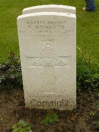 Cite Bonjean Military Cemetery Armentieres - Howarth, Richard