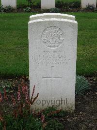 Cite Bonjean Military Cemetery Armentieres - Halliday, James Travis