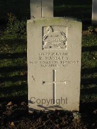 Cite Bonjean Military Cemetery Armentieres - Handley, R