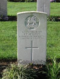 Cite Bonjean Military Cemetery Armentieres - Holness, Frank Edward