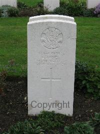 Cite Bonjean Military Cemetery Armentieres - Jones, L