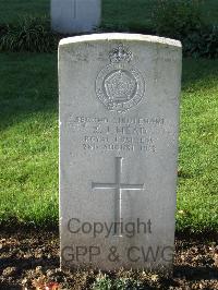 Cite Bonjean Military Cemetery Armentieres - Mead, Robert John