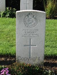 Cite Bonjean Military Cemetery Armentieres - Moore, T