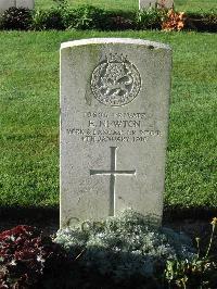 Cite Bonjean Military Cemetery Armentieres - Newton, E