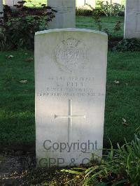 Cite Bonjean Military Cemetery Armentieres - Pitt, L