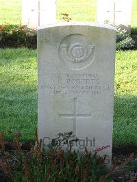 Cite Bonjean Military Cemetery Armentieres - Roberts, T H