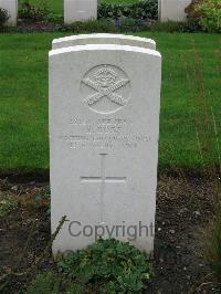 Cite Bonjean Military Cemetery Armentieres - Ross, R