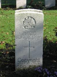 Cite Bonjean Military Cemetery Armentieres - Young, Oliver Richard