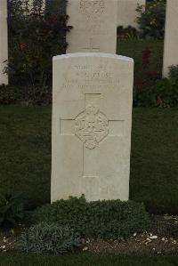Philosophe British Cemetery Mazingarbe - Close, Wilfred George