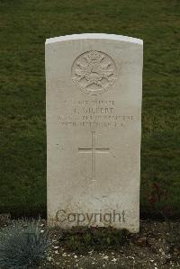 Philosophe British Cemetery Mazingarbe - Gilbert, T
