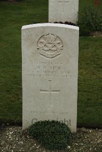 Philosophe British Cemetery Mazingarbe - Kirk, John William