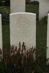 Philosophe British Cemetery Mazingarbe - Leonard, T