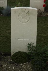 Philosophe British Cemetery Mazingarbe - McMahon, John William