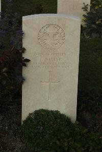 Philosophe British Cemetery Mazingarbe - Miller, T
