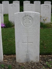 Honnechy British Cemetery - Francis, J W