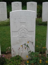 Honnechy British Cemetery - Hilton, W