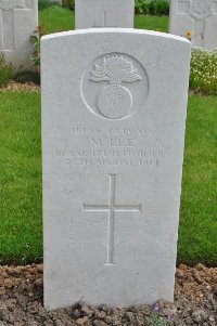 Honnechy British Cemetery - Lee, M