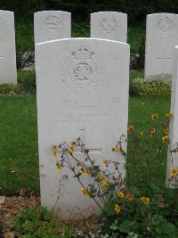 Honnechy British Cemetery - Mewes, D