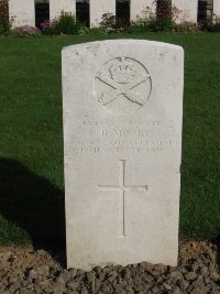 Honnechy British Cemetery - Morris, F B