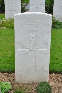 Honnechy British Cemetery - Morton, W