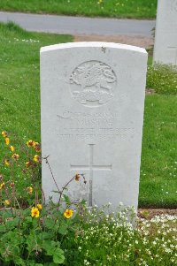 Honnechy British Cemetery - Mustoe, J