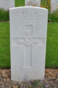 Honnechy British Cemetery - Newton, George Perceval