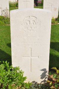 Honnechy British Cemetery - Plume, V A E