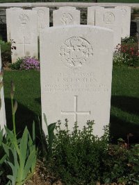 Honnechy British Cemetery - Schoales, James