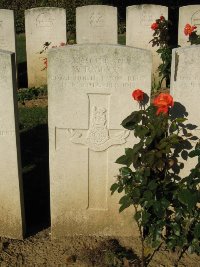 Houchin British Cemetery - Berry, W E