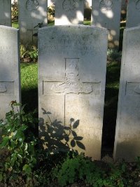 Houchin British Cemetery - Hindle, F