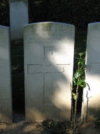 Houchin British Cemetery - Hughes, P