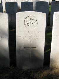 Houchin British Cemetery - Lyons, T