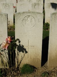 Houchin British Cemetery - McKinnon, H