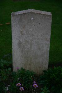 Houchin British Cemetery - Menzen, Adolf