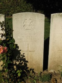 Houchin British Cemetery - Moore, W